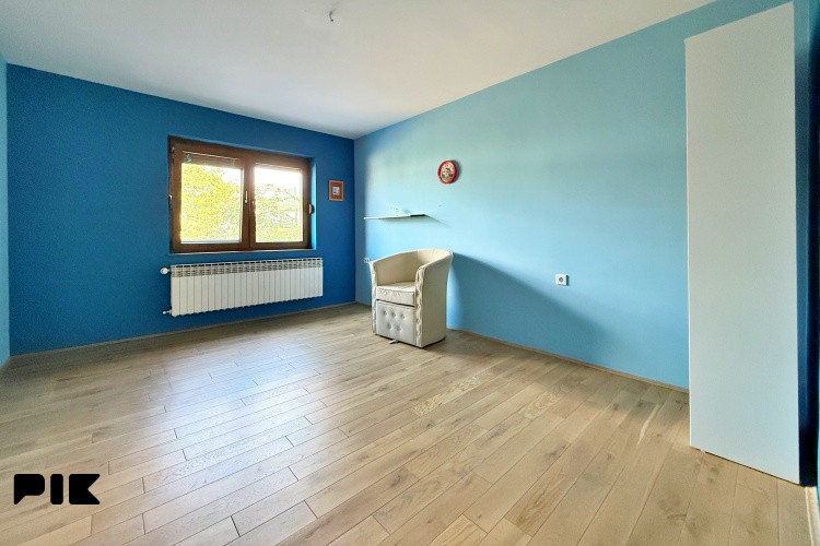 Dvospratna kuća sa garažom i dvorištem, Hrasno brdo 15