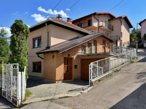 Dvospratna kuća sa garažom i dvorištem, Hrasno brdo