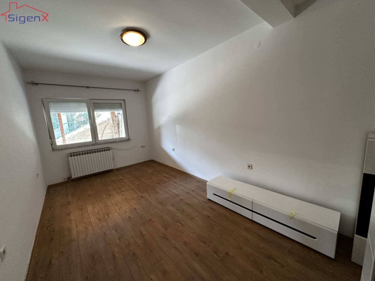 Sigenx prodaje kuću sa dvorištem/Hadžići 36