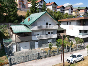 Sigenx prodaje kuću sa dvorištem/Hadžići