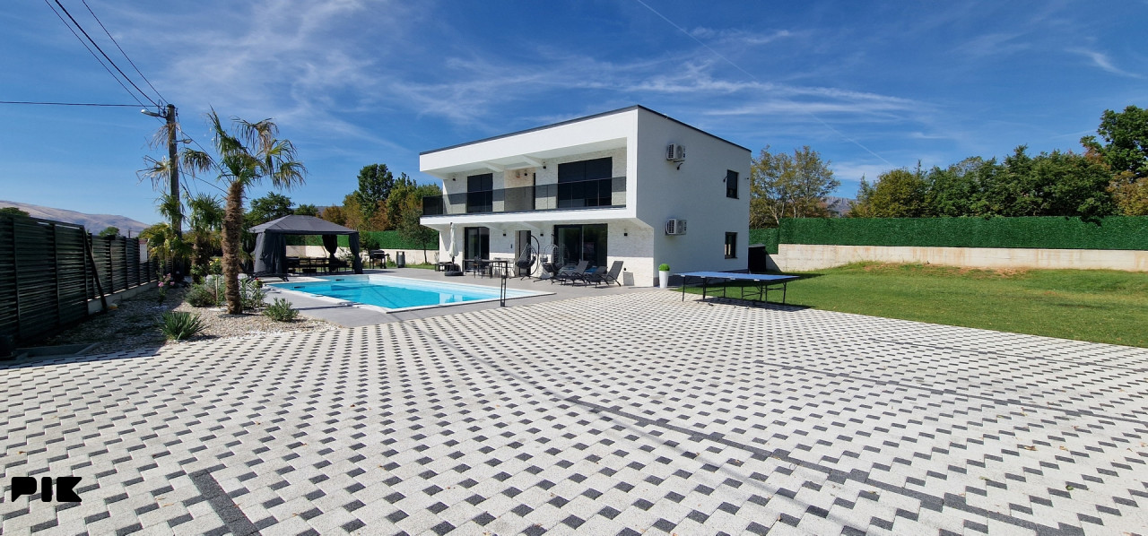 Moderna nova vila sa bazenom 2