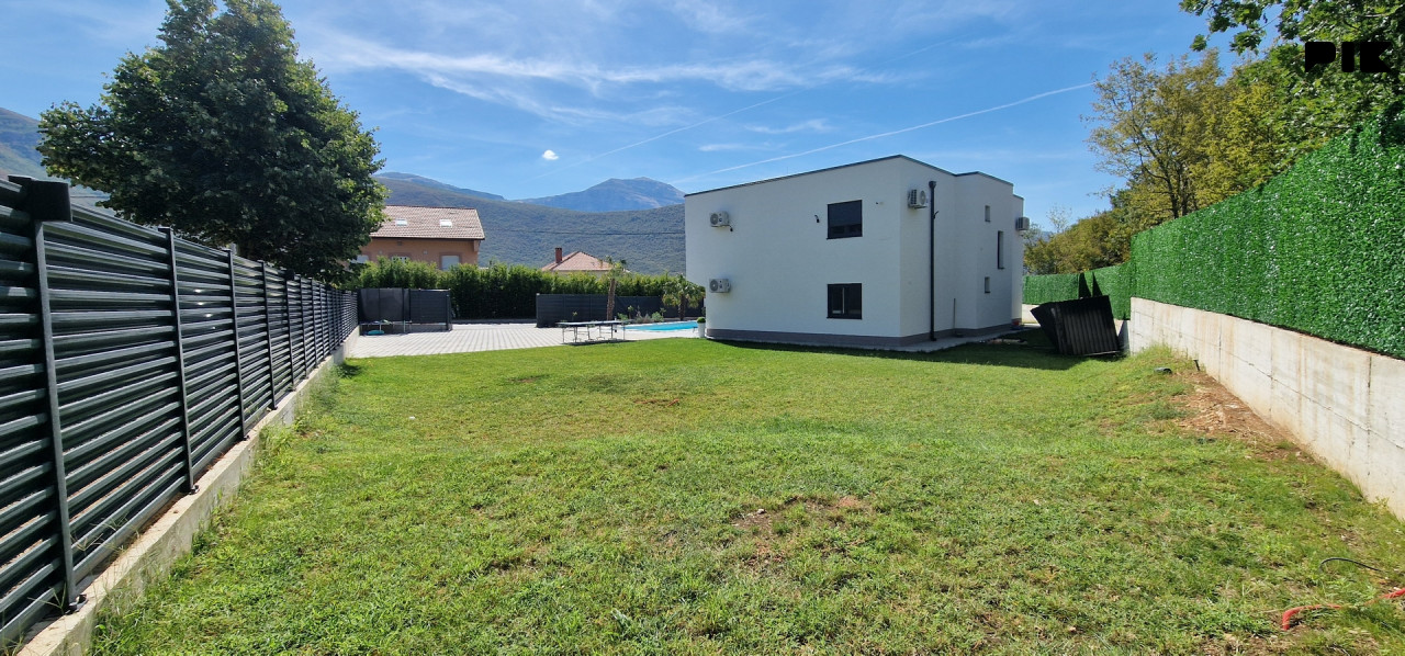 Moderna nova vila sa bazenom 4