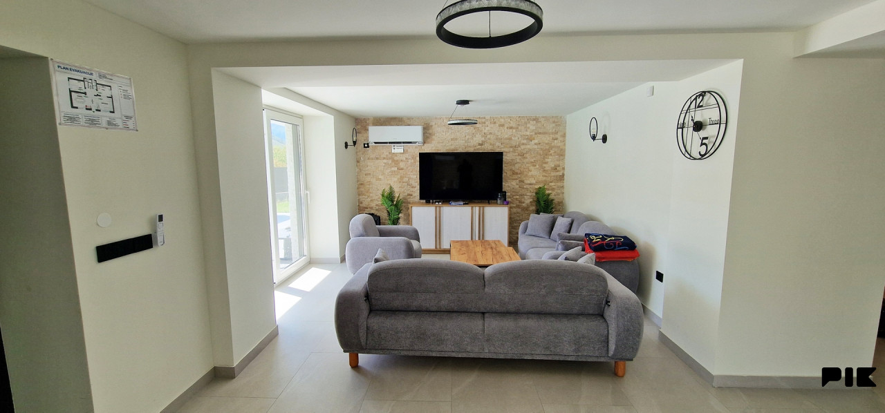 Moderna nova vila sa bazenom 10