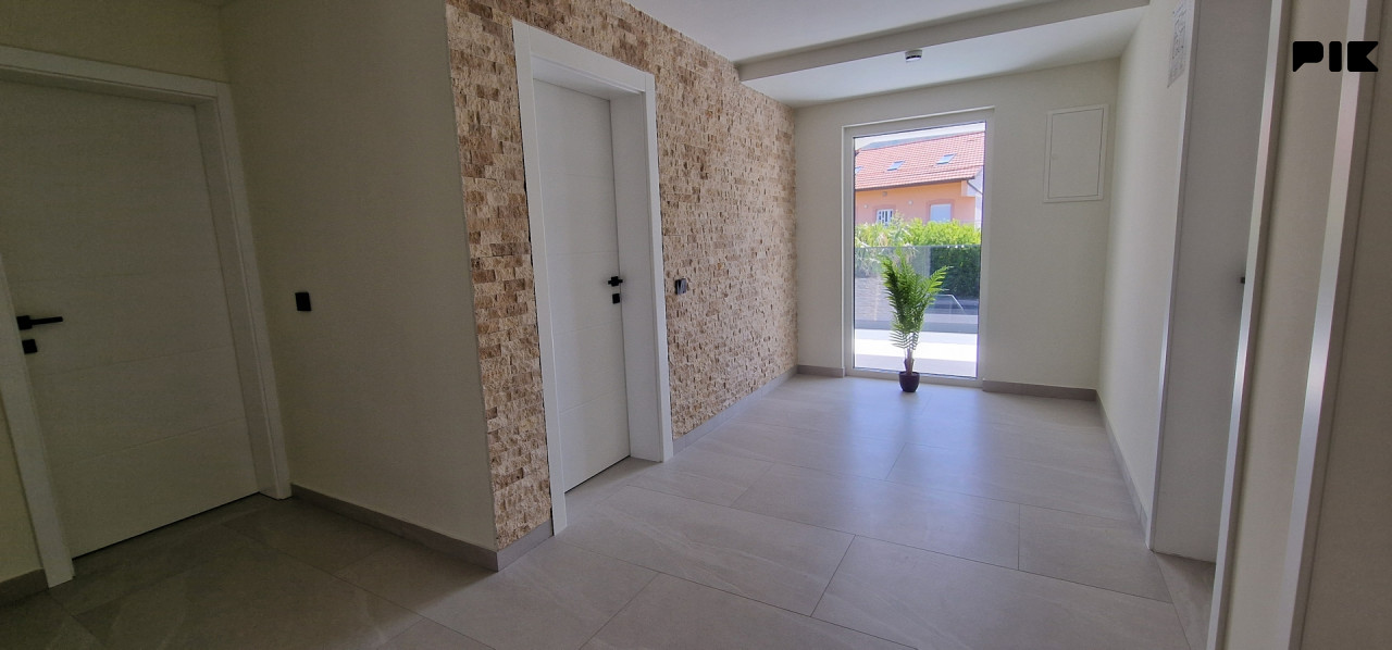 Moderna nova vila sa bazenom 23
