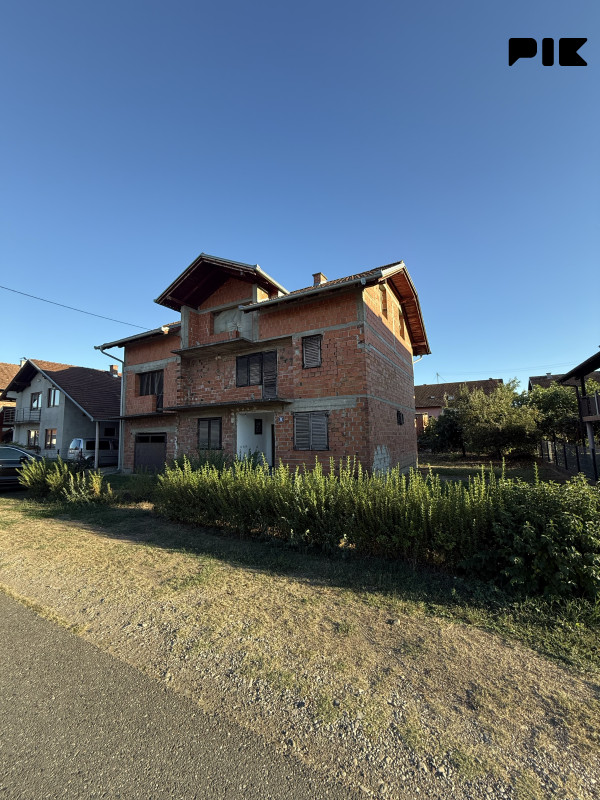 Kuća  sa okućnicom - Gradiška blizina Centra