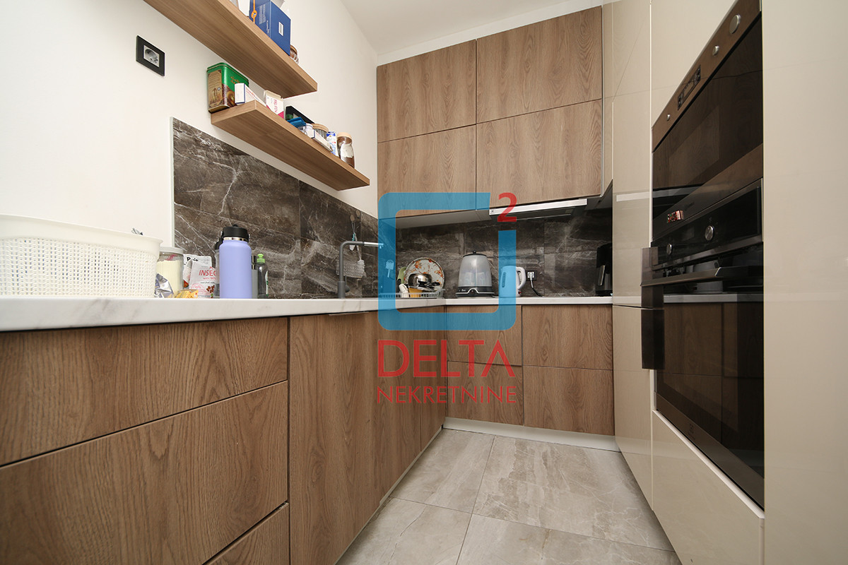 Penthouse trosoban stan sa terasom / garaža / Bulevar / Stup 6