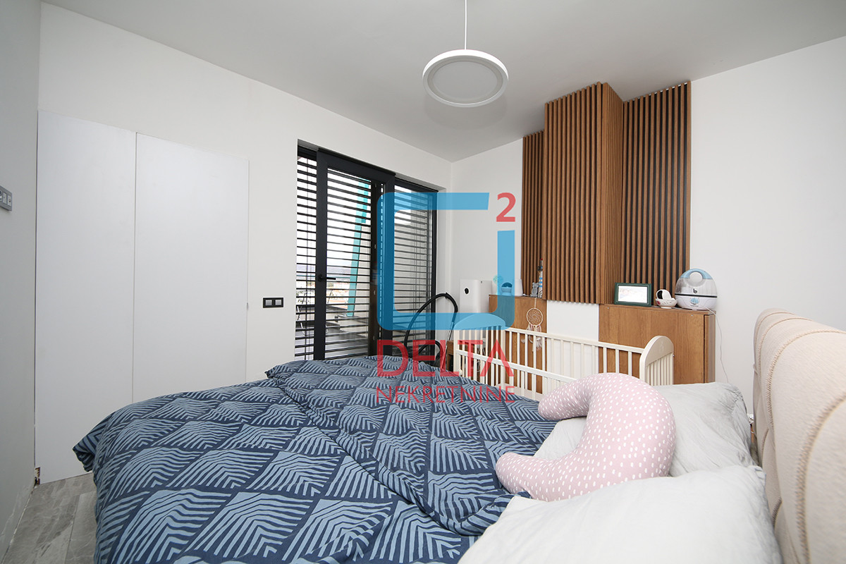 Penthouse trosoban stan sa terasom / garaža / Bulevar / Stup 7
