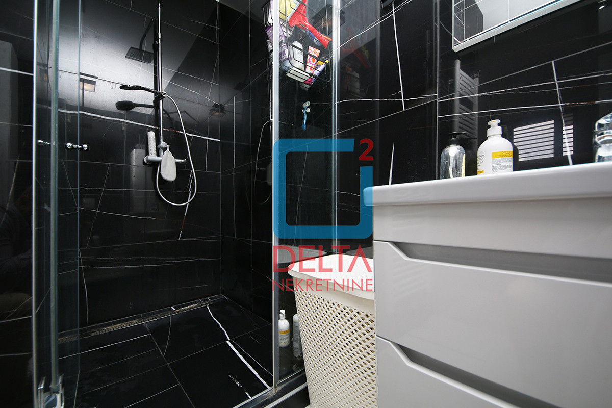 Penthouse trosoban stan sa terasom / garaža / Bulevar / Stup 11