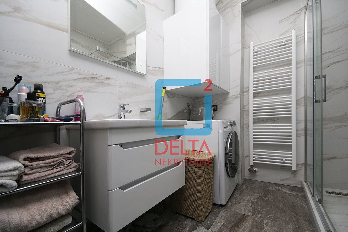 Penthouse trosoban stan sa terasom / garaža / Bulevar / Stup 12