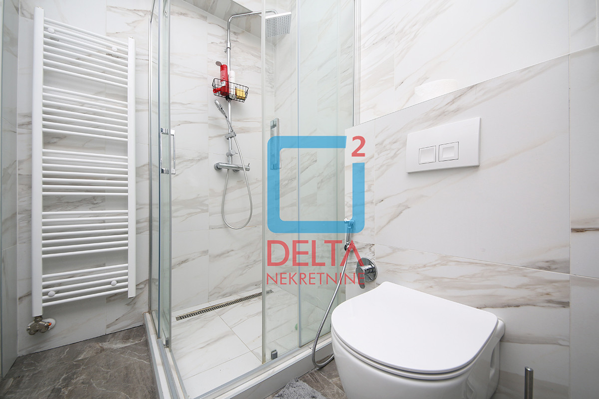 Penthouse trosoban stan sa terasom / garaža / Bulevar / Stup 13