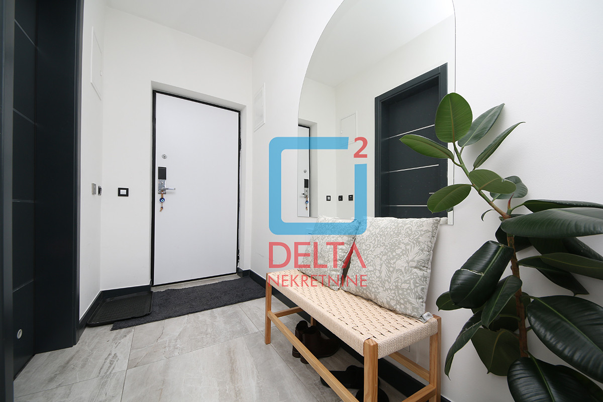 Penthouse trosoban stan sa terasom / garaža / Bulevar / Stup 14