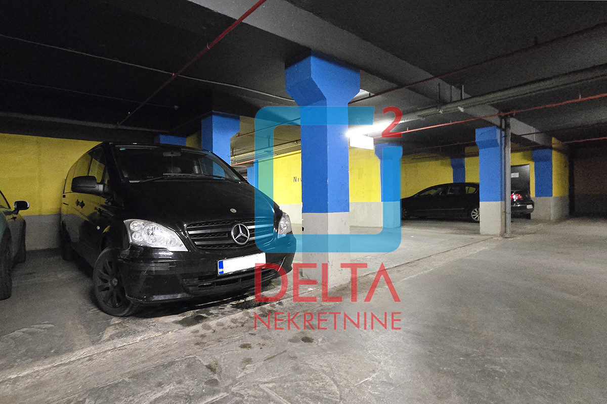 Penthouse trosoban stan sa terasom / garaža / Bulevar / Stup 26