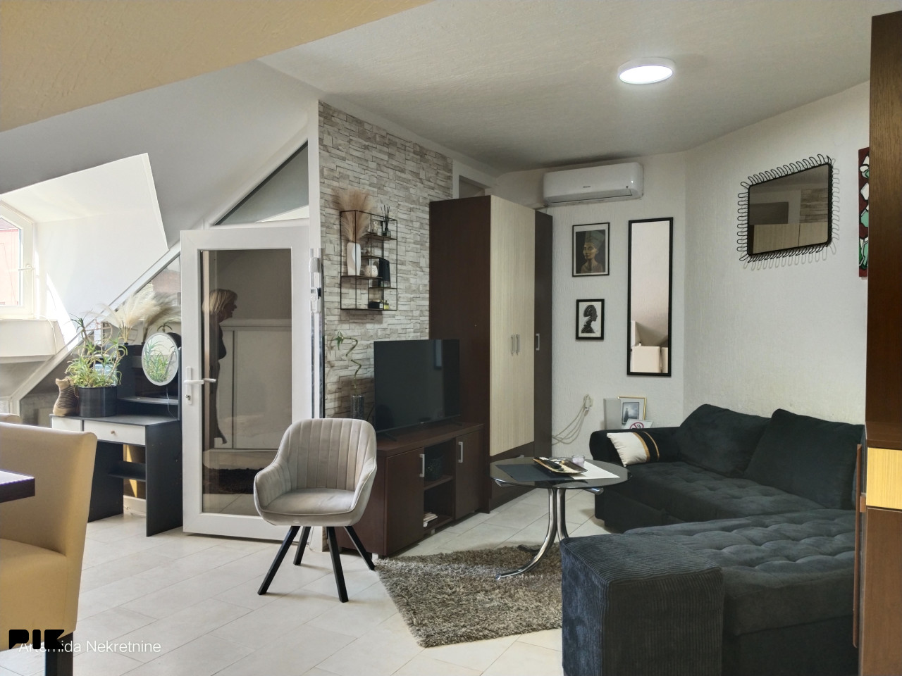 Studio apartman, Centar