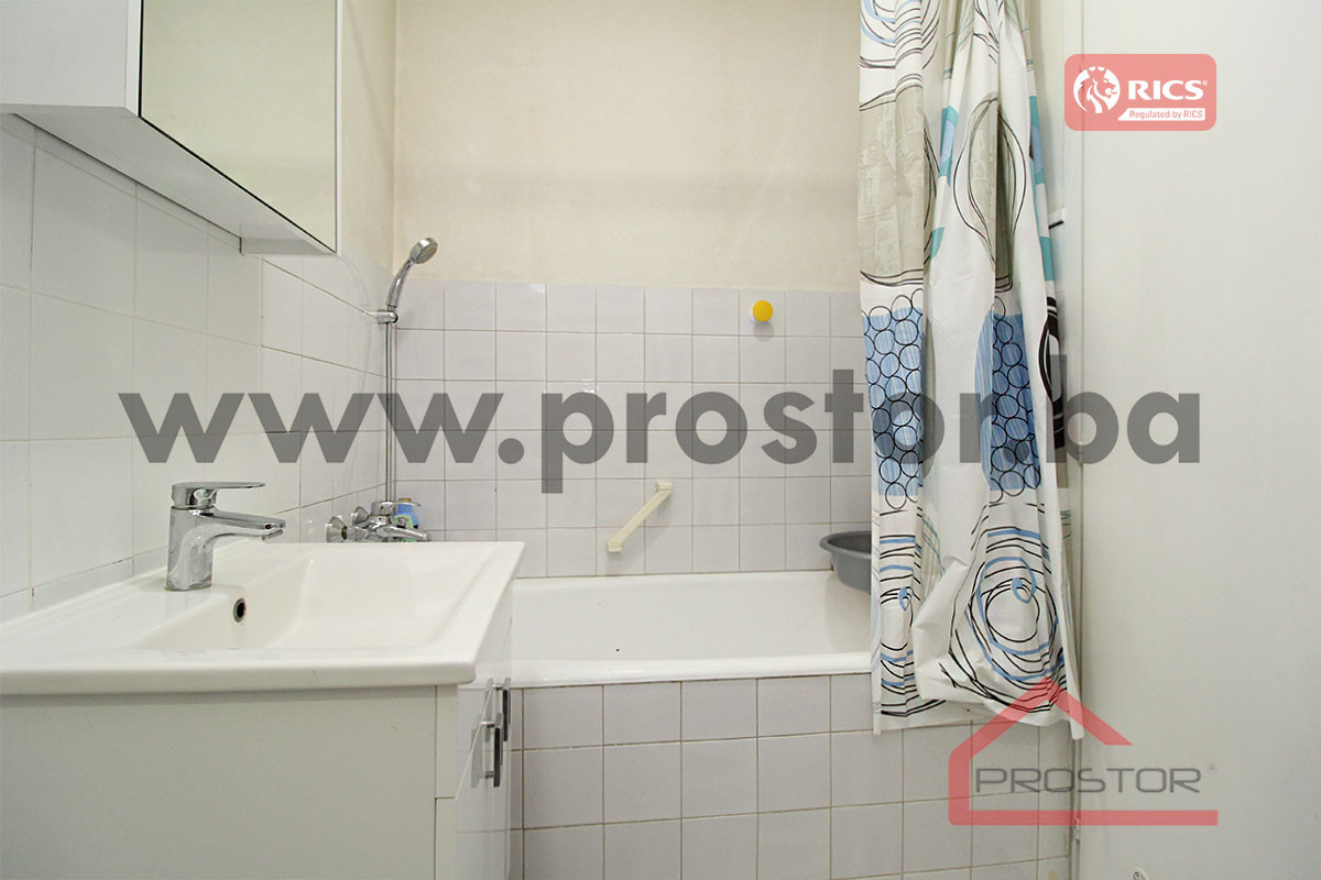 PROSTOR prodaje: Prostrana garsonjera, Dobrinja 10