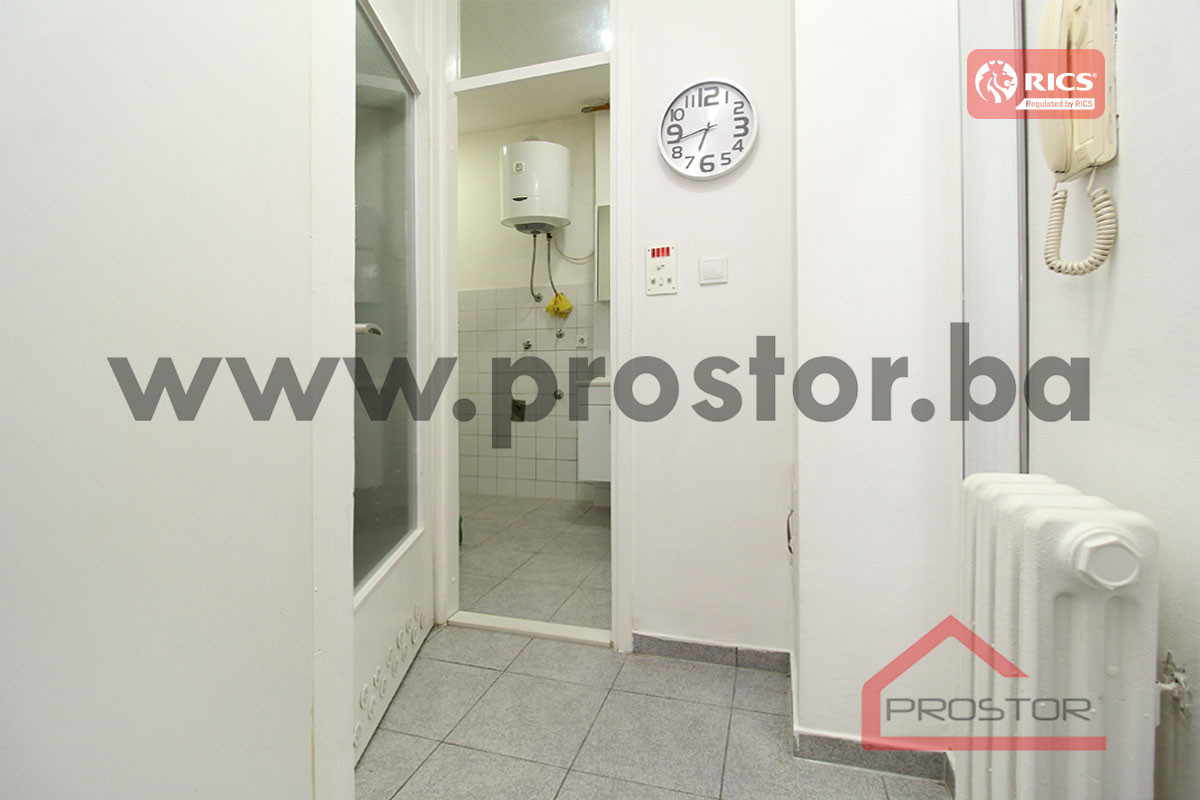 PROSTOR prodaje: Prostrana garsonjera, Dobrinja 11