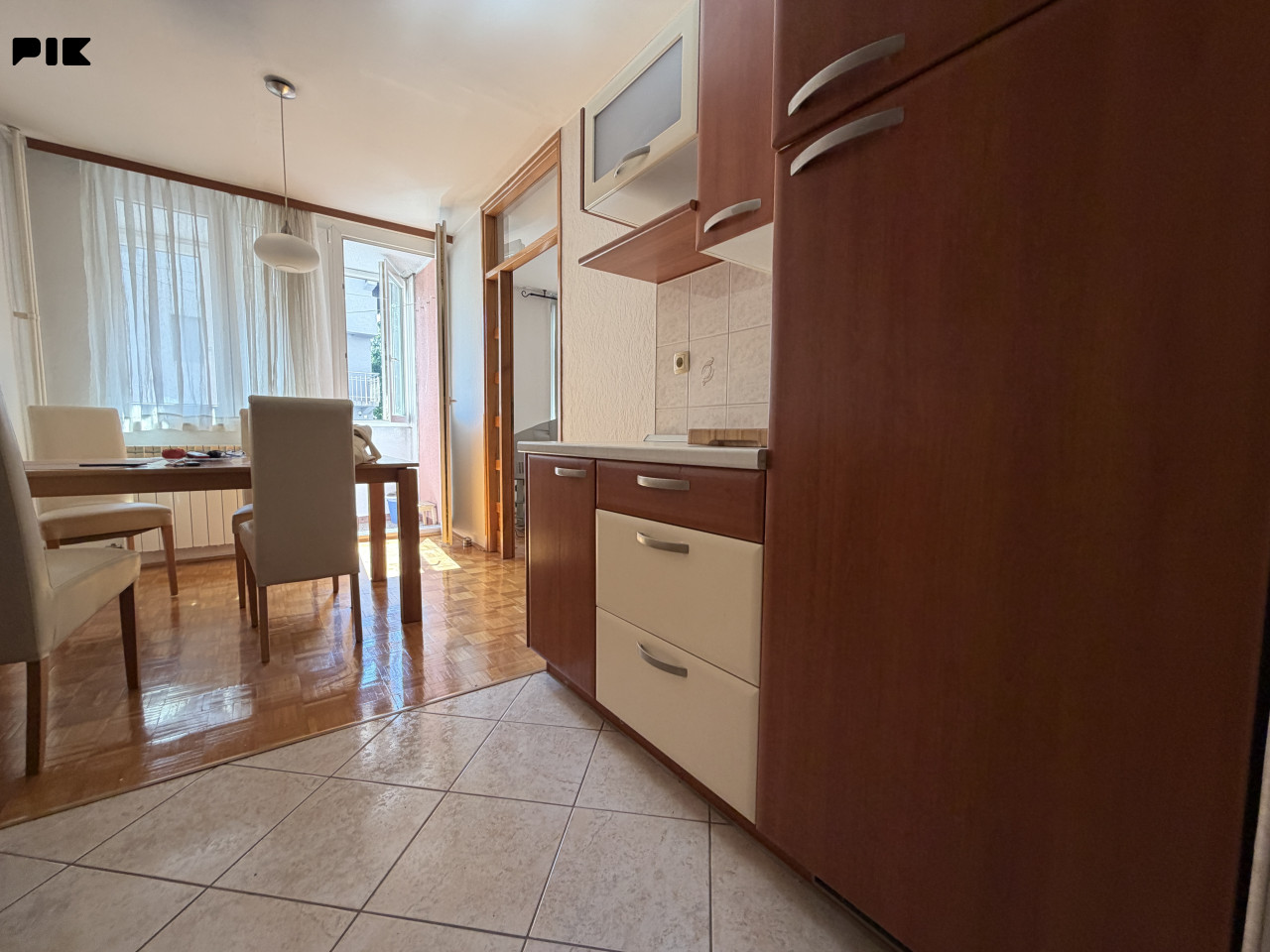 Trosoban renoviran stan 86 m2 Pejton Ilidža prvi sprat 11