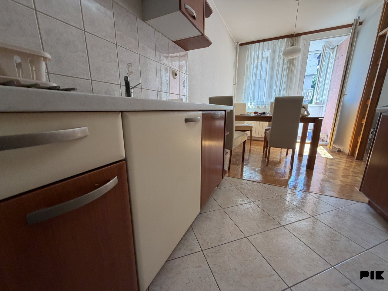 Trosoban renoviran stan 86 m2 Pejton Ilidža prvi sprat 12