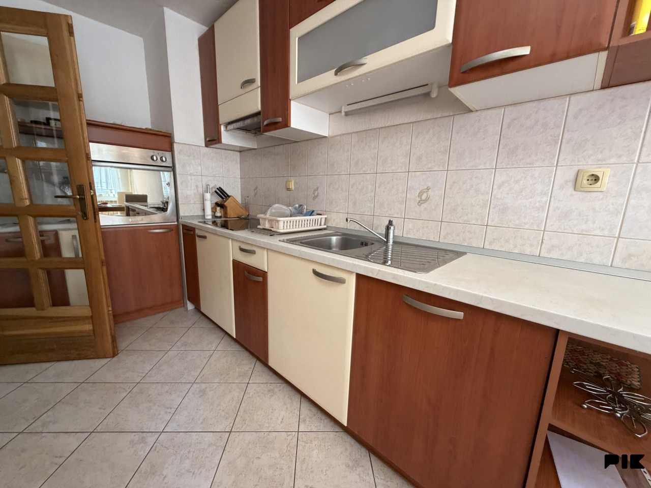 Trosoban renoviran stan 86 m2 Pejton Ilidža prvi sprat 10