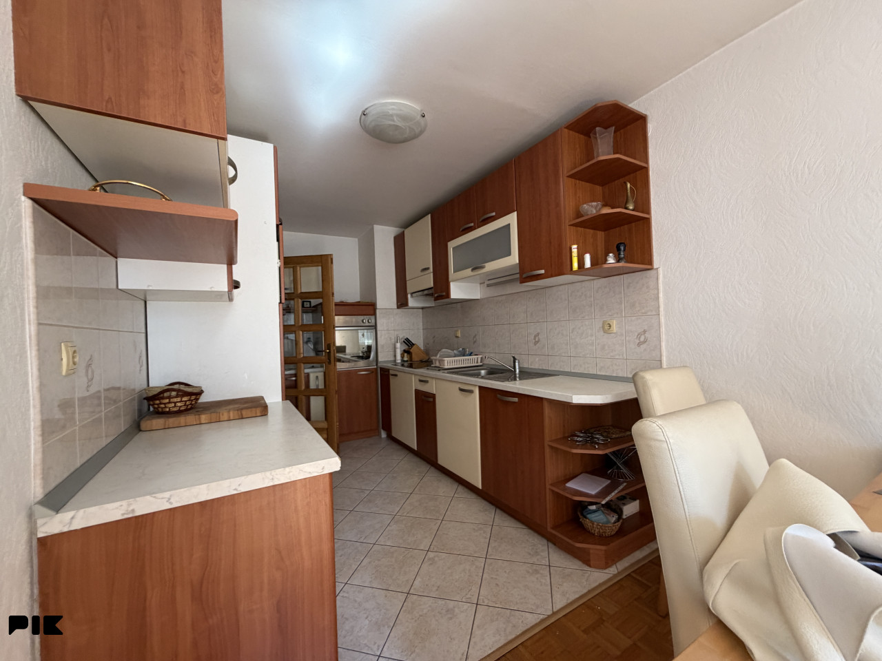 Trosoban renoviran stan 86 m2 Pejton Ilidža prvi sprat 13
