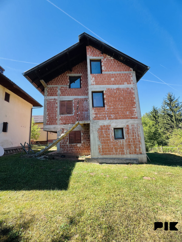 2 Kuće Pale 100m2 i 300m2 18