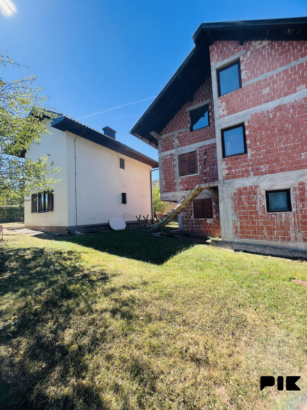 2 Kuće Pale 100m2 i 300m2