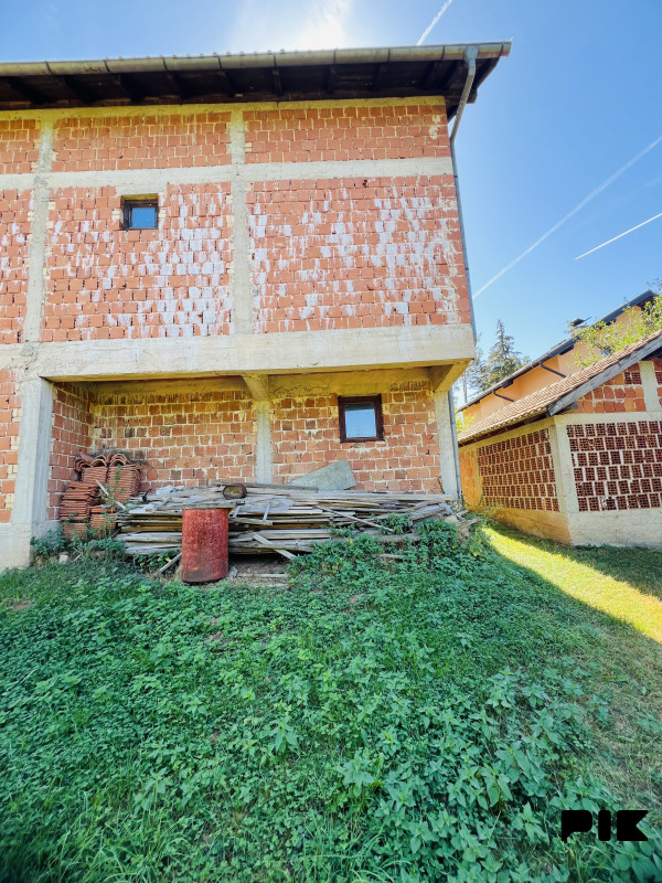 2 Kuće Pale 100m2 i 300m2 19