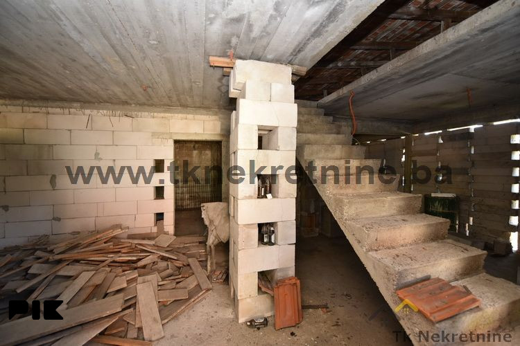 TUZLA-PAR SELO Zemljišna parcela sa započetim stambenim objektom 13