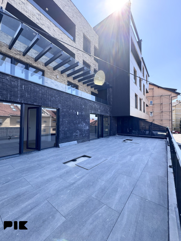 Breka luksuzan četverosoban stan 157 m2 sa prostranom terasom 10