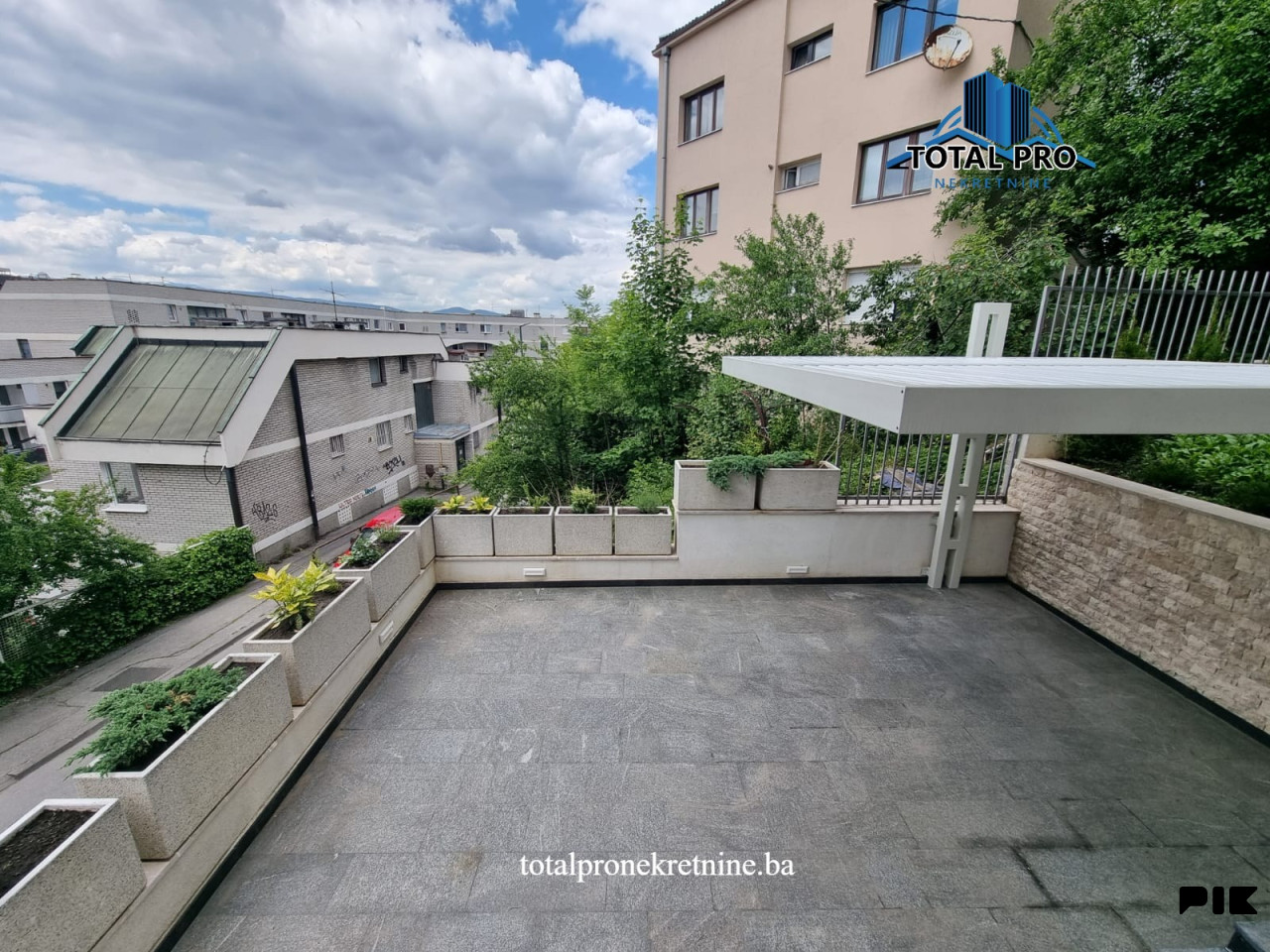 TOTAL PRO/ Kuća sa pslovnim prostorom 390m2 / Marijin Dvor 22