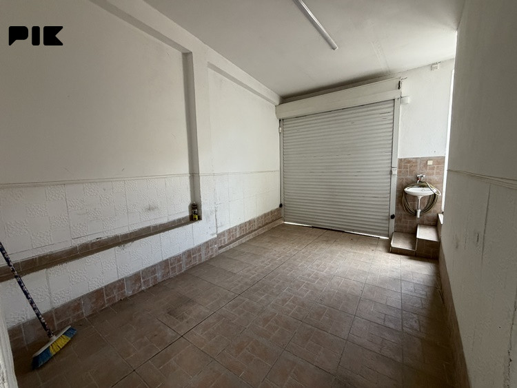 Trospratna kuća sa garažom, Centar 23