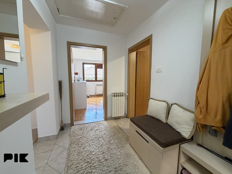 Trospratna kuća sa garažom, Centar 21