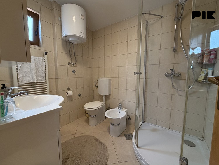 Trospratna kuća sa garažom, Centar 22