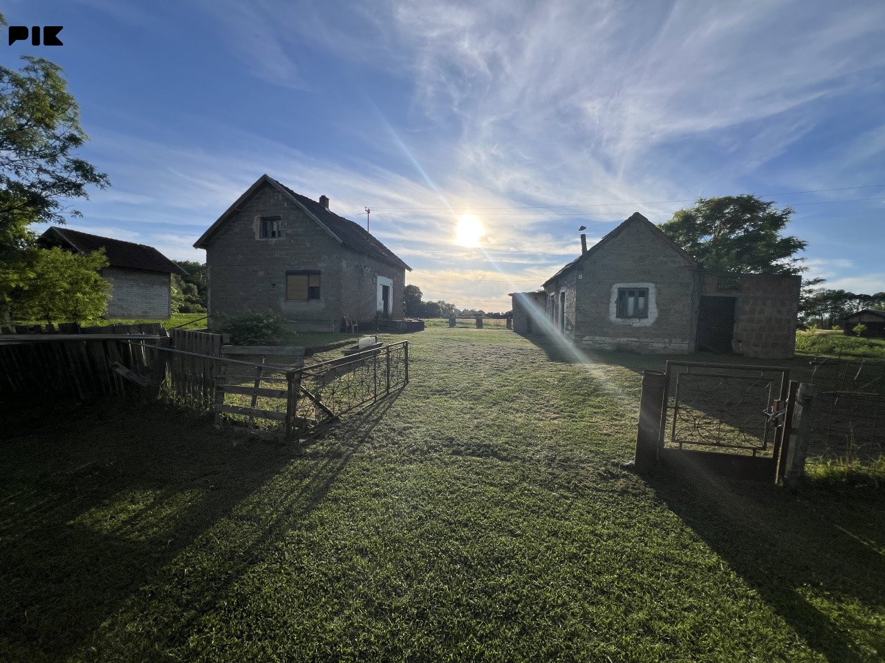 Kuća I vikendica (Bajinci, opština Srbac)