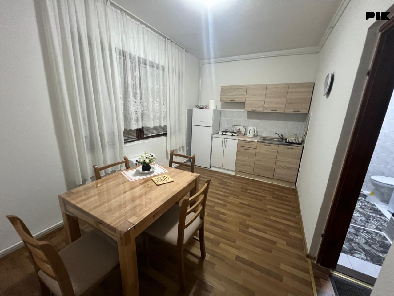 Renoviran i namješten stan 2,5 sobe, Velešići Sarajevo 2