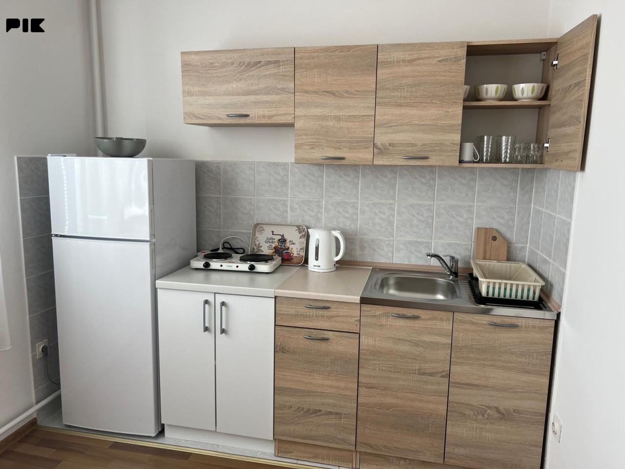 Renoviran i namješten stan 2,5 sobe, Velešići Sarajevo 3
