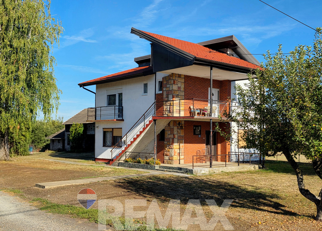 Kuća 150m2 na placu 821m2, sprat renoviran - Inađol Srbac