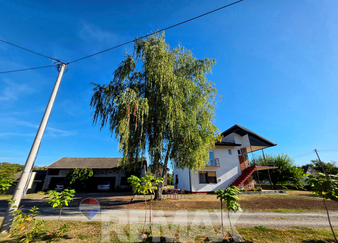 Kuća 150m2 na placu 821m2, sprat renoviran - Inađol Srbac 12