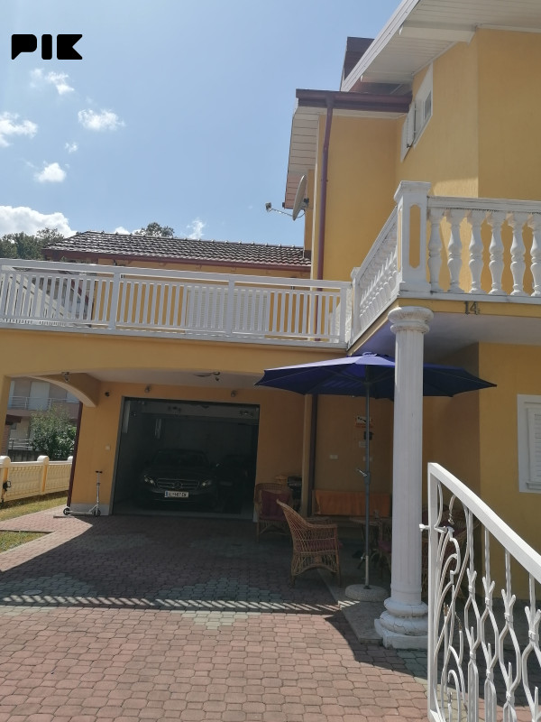 Kuća Laktaši 300m2 25