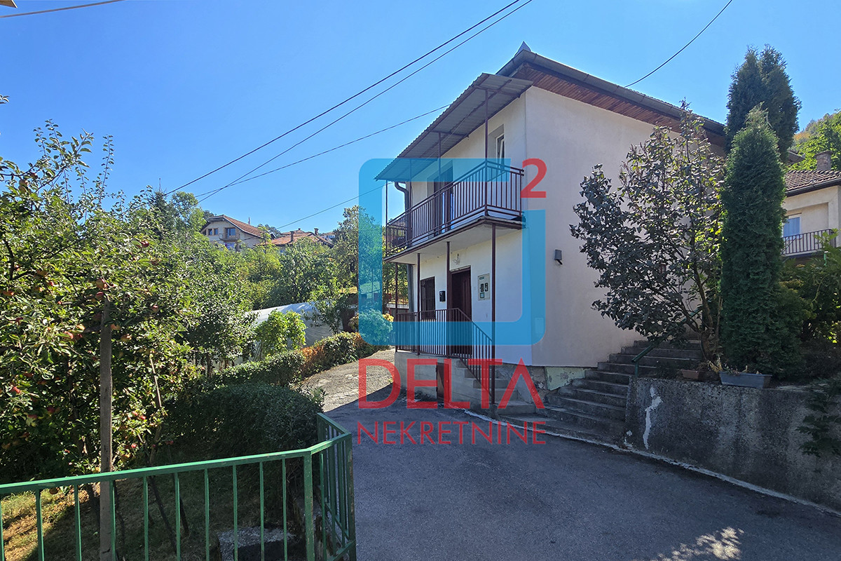 Adaptiran trosoban stan / kuća / Soukbunar / Centar
