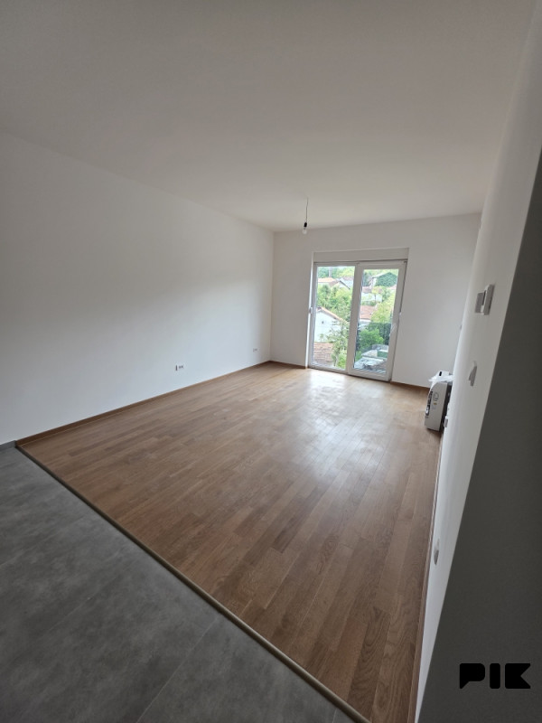 NOV, NEnamješten stan u centru - 48m2 - kod gimnazije - izdavanje