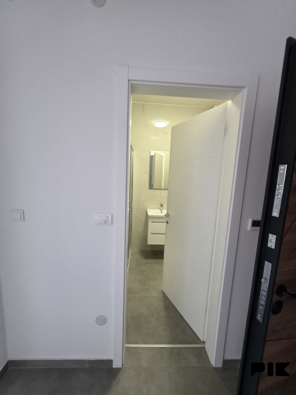 NOV, NEnamješten stan u centru - 48m2 - kod gimnazije - izdavanje 22