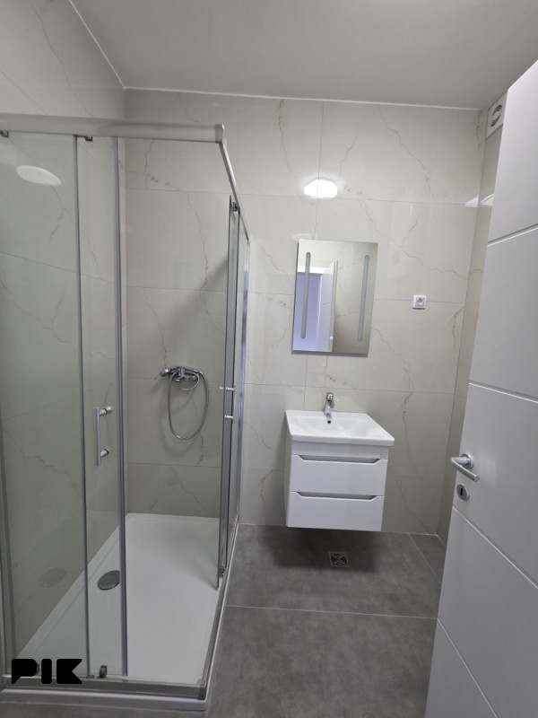 NOV, NEnamješten stan u centru - 48m2 - kod gimnazije - izdavanje 16