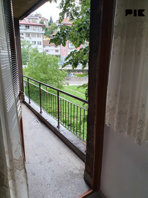 Potpuno namješten i renoviran trosoban stan, Grbavica 3