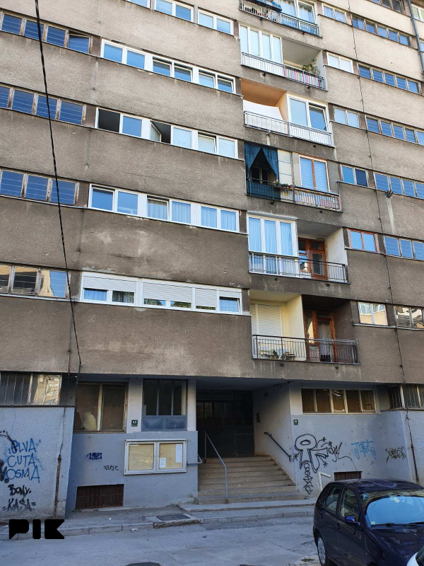 Potpuno namješten i renoviran trosoban stan, Grbavica 15