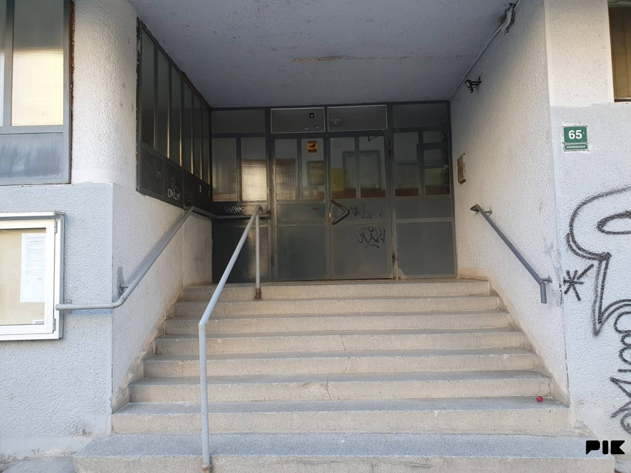 Potpuno namješten i renoviran trosoban stan, Grbavica 17