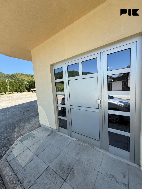 Poslovni prostor i parking Kiseljak-Brnjaci 240 m2 povrsine 9