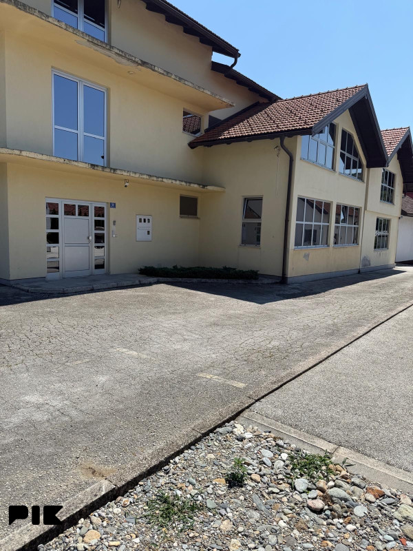 Poslovni prostor i parking Kiseljak-Brnjaci 240 m2 povrsine 12
