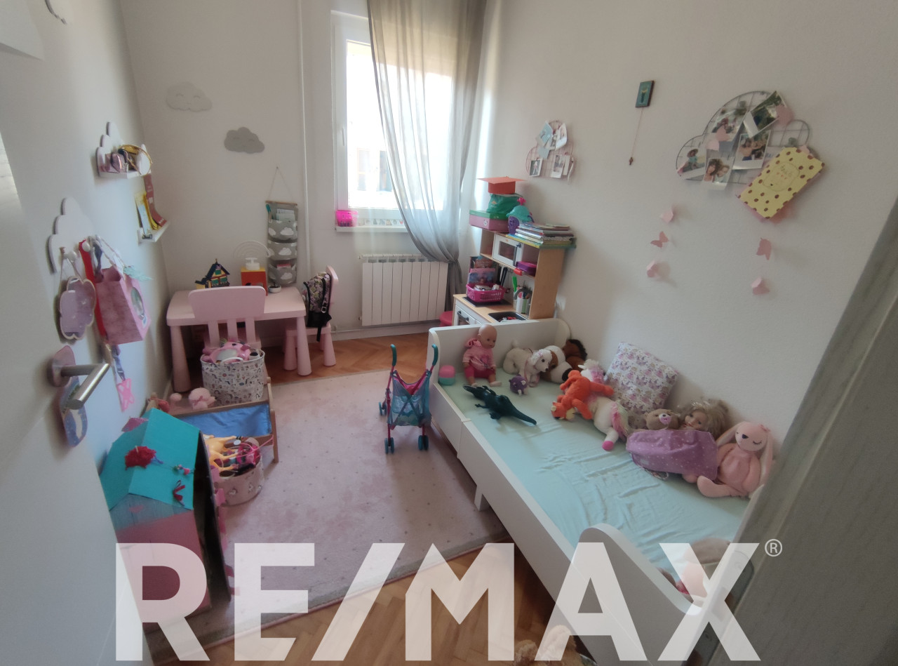 Kuća 250m2 Gradiška Senjak kod škole, dvorišni objekat, 2 garaže 8