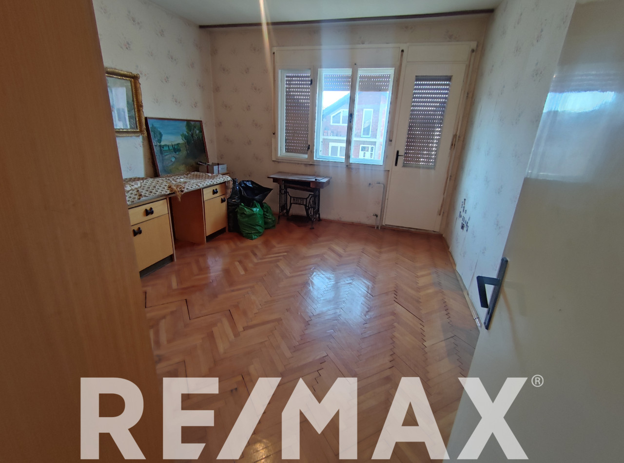 Kuća 250m2 Gradiška Senjak kod škole, dvorišni objekat, 2 garaže 14