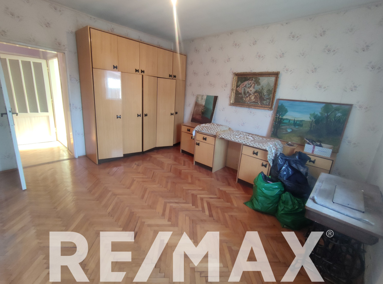 Kuća 250m2 Gradiška Senjak kod škole, dvorišni objekat, 2 garaže 15